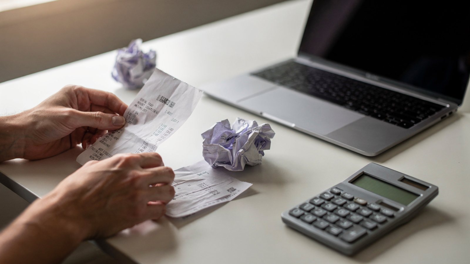 Unternehmer arbeitet in einem tageweise gemieteten Büro am Laptop (KI-generiertes Bild)