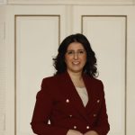 Jahresendplanung für GmbH-Geschäftsführer: Checkliste zum 31. Dezember 2026 – Steuerberaterin Fatma Tabak-Özkul im roten Blazer in der Kanzlei in Mannheim