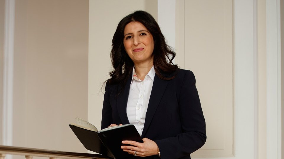 Microsoft 365 Copilot im Unternehmen: Datenschutz, Berechtigungen, EU-Datengrenze – Fatma Tabak-Özkul mit Mappe im Treppenhaus der TABAK Steuerberatung in Mannheim