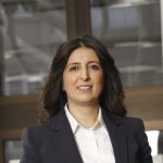 PHP2Shell: Was die Sicherheitslücke für Ihre Buchhaltung und die GoBD bedeutet – Fatma Tabak-Özkul am Arbeitsplatz mit Monitoren in der Kanzlei