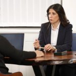Webshop von PHP2Shell betroffen: Umsatzsteuer, Rechnungen und Kundendaten – Steuerberaterin Fatma Tabak-Özkul erklärt einem jungen Unternehmer einen steuerlichen Sachverhalt