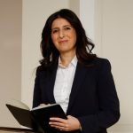 Hat der Steuerberater noch Zukunft? Was KI übernimmt – und was bleibt – Fatma Tabak-Özkul mit Mappe im Treppenhaus der TABAK Steuerberatung in Mannheim